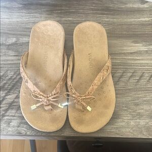 Vionic Women's Tan Flip Flops